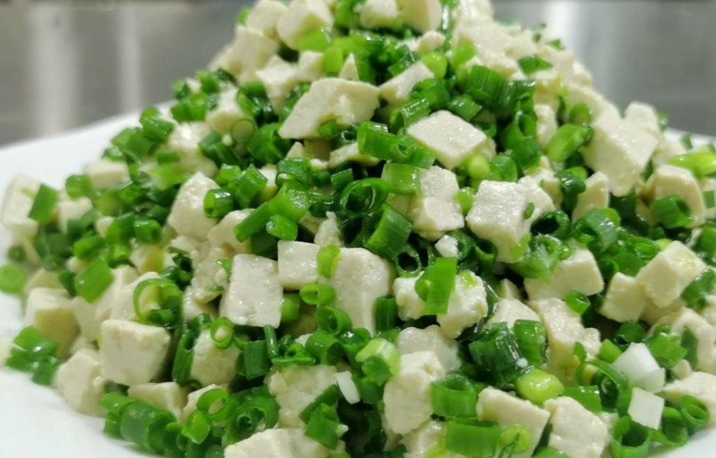 大葱是血栓的“加速器”？医生提醒：上了年纪，尽量少吃这3物大葱在中国人的厨房