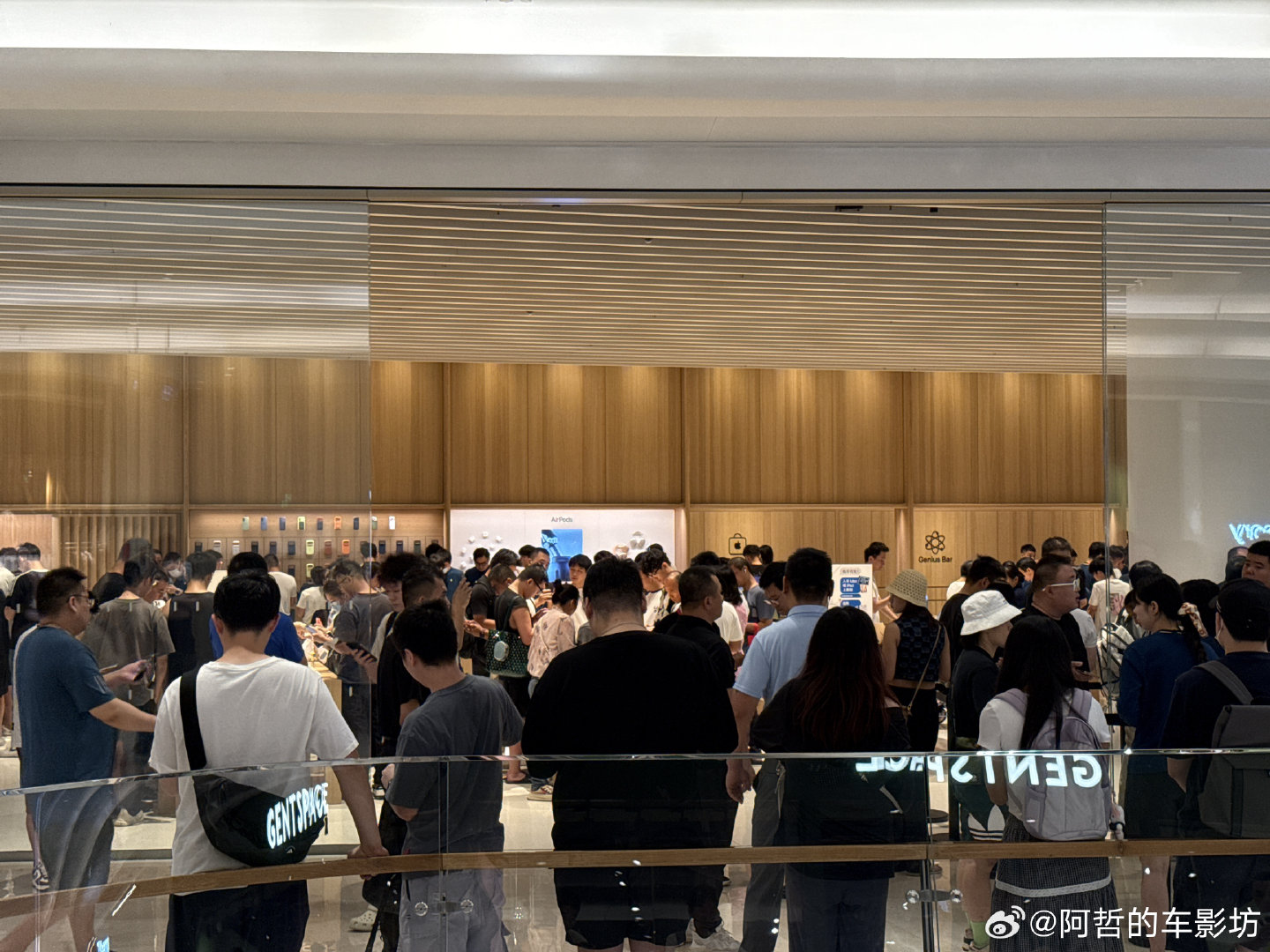 每年新iPhone发布当天除非是能够从直营店取货第三方都是溢价的况且今年iPhone第一台折叠屏完全