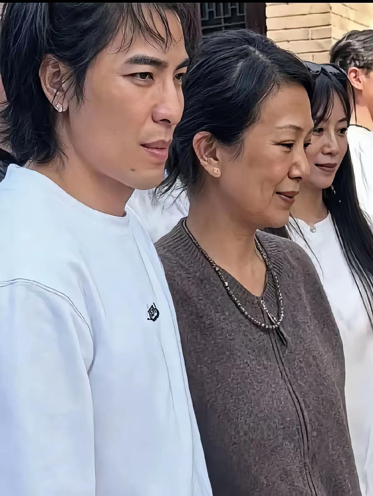 全网都在说，萧敬腾的老婆又老又丑，配不上萧敬腾。但我要说，各花入各眼，情人眼