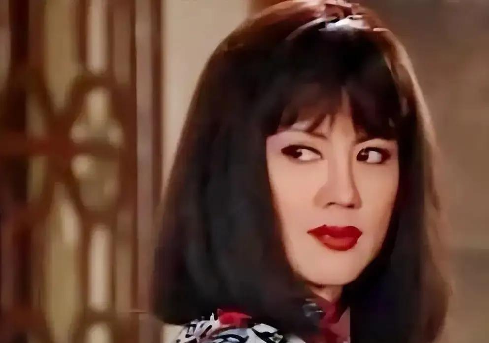 1979年6月底，上海电影制片厂演员江迅在宿舍被带走，桌上摊着几条假金链子。他本