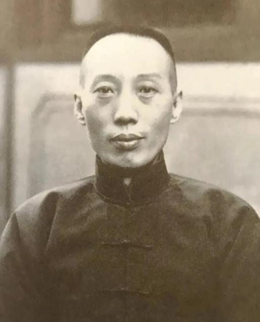 1918年，因为妻子生不出儿子，他找了个情妇生孩子，然而，儿子刚出生就被保姆摔死