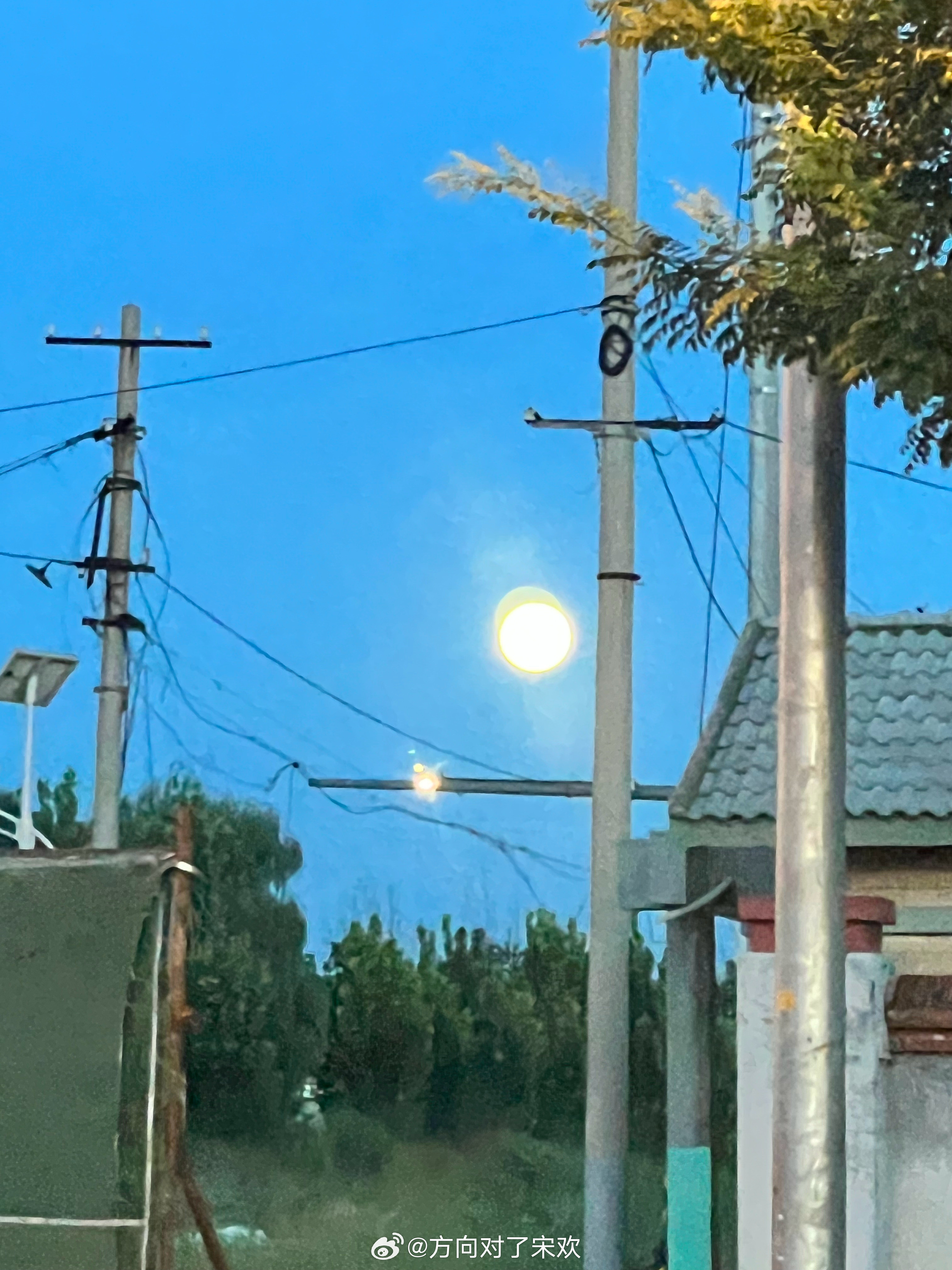 清早的月亮，和早上的太阳，阳光很刺眼，我很困​​​