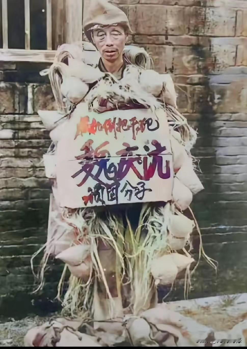 照片上的这个人，身上挂满了东西，感觉都是一些商品，脖子上还挂着一块牌子，上面的文