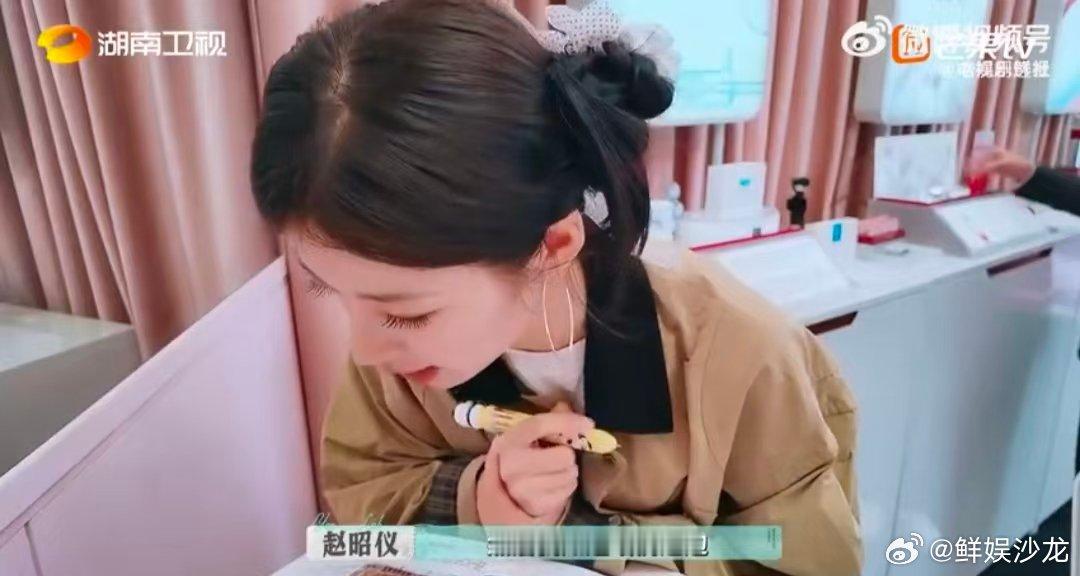 赵昭仪开发法国人脉巴黎合伙人名场面巴黎合伙人赵昭仪在巴黎开启“人脉Buff”！