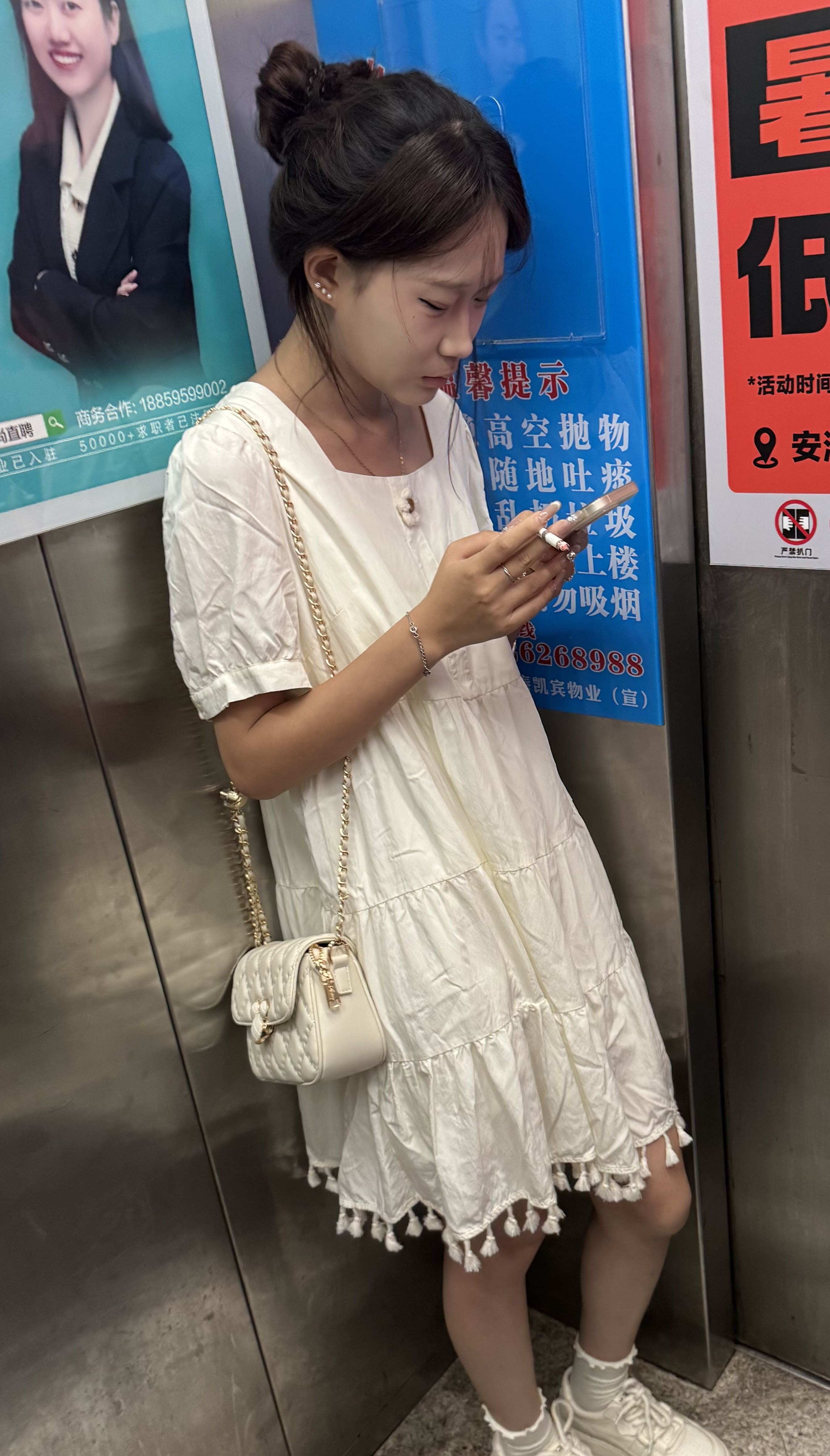 年纪轻轻的就瞎了，后面几个蓝色大字写什么？