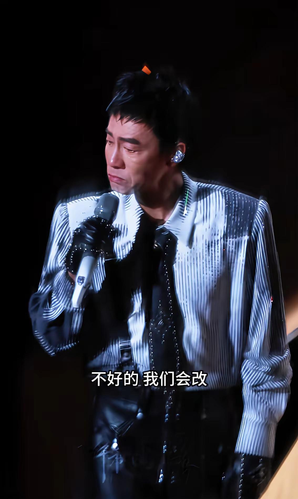 陈小春北京演唱会这波操作，算是把“娶对老婆”的重要性刻在公屏上了。舞台人偶