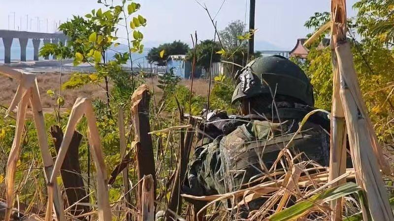 原来台军都在这里藏着呢！台军工兵第53大队，在新北市淡水河，部署水雷，汽油桶，障