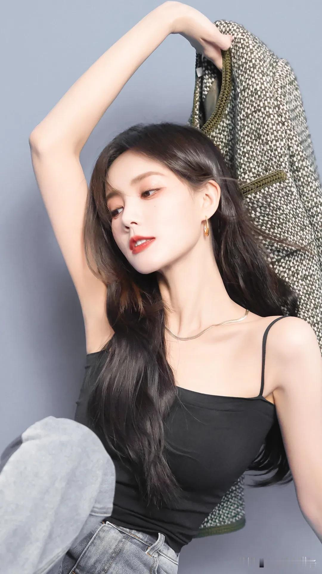 李一桐真的担得起“又酷又美”这四个字！最近网上全是夸她美的消息，简直掀起了一场颜