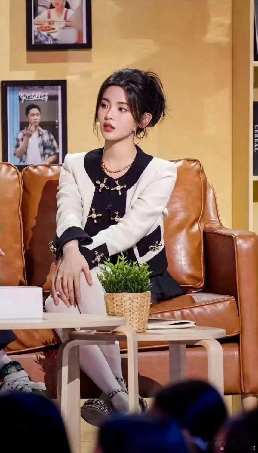 杨超越综艺里的白丝造型也太惊艳了，清纯又灵动，颜值气质双在线，越看越好看～