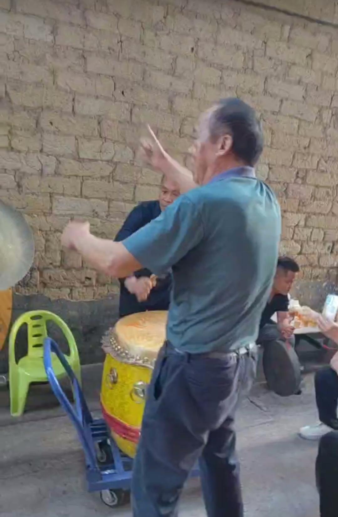 我一农村老哥带两个陌生人回他儿子城里的家喝酒，喝多后老哥还做了一件让他儿媳妇感到