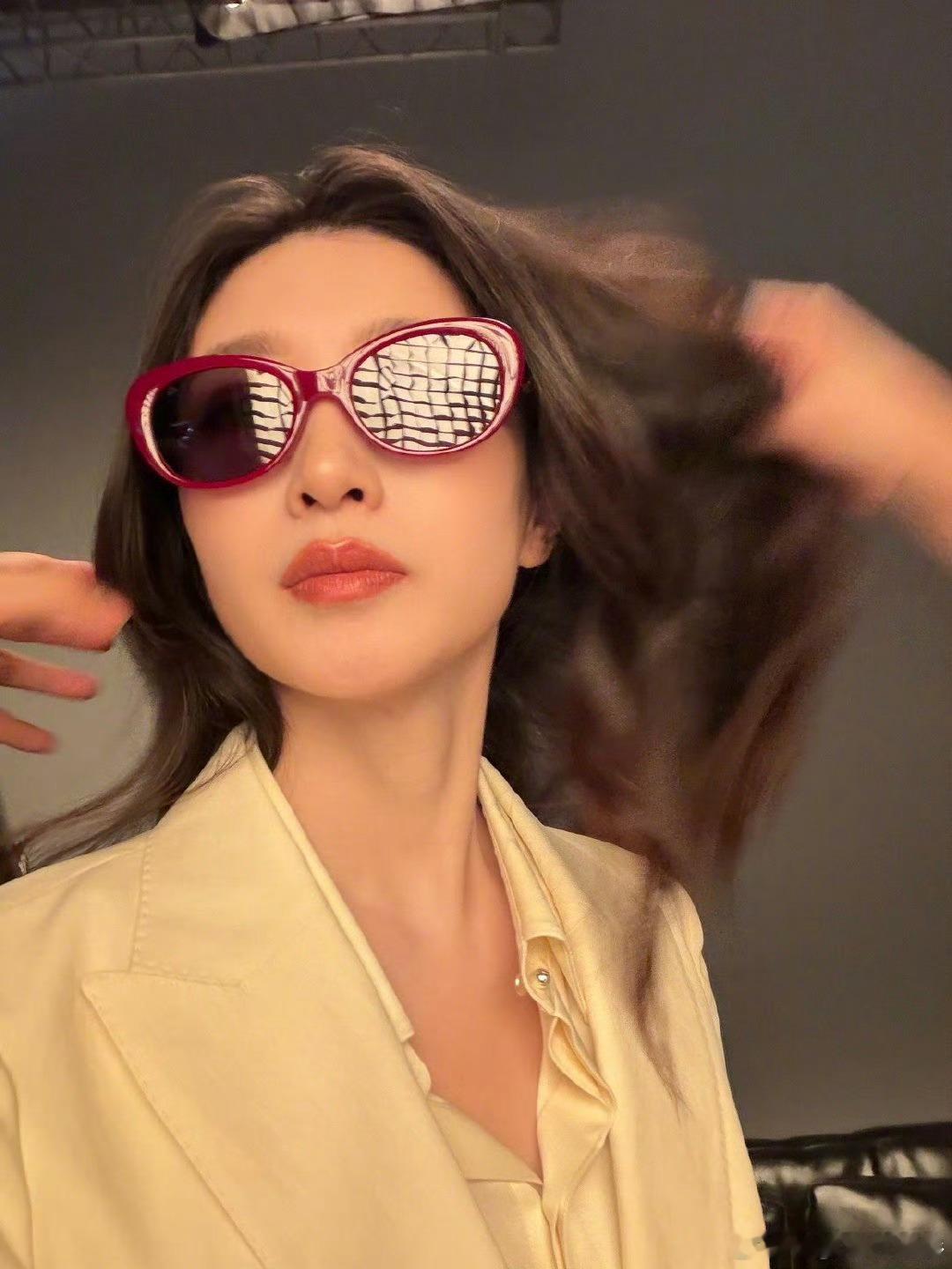 江疏影就这样水灵灵的下班了江疏影收工视频太圈粉！状态水灵又亮眼，开心下班的样子