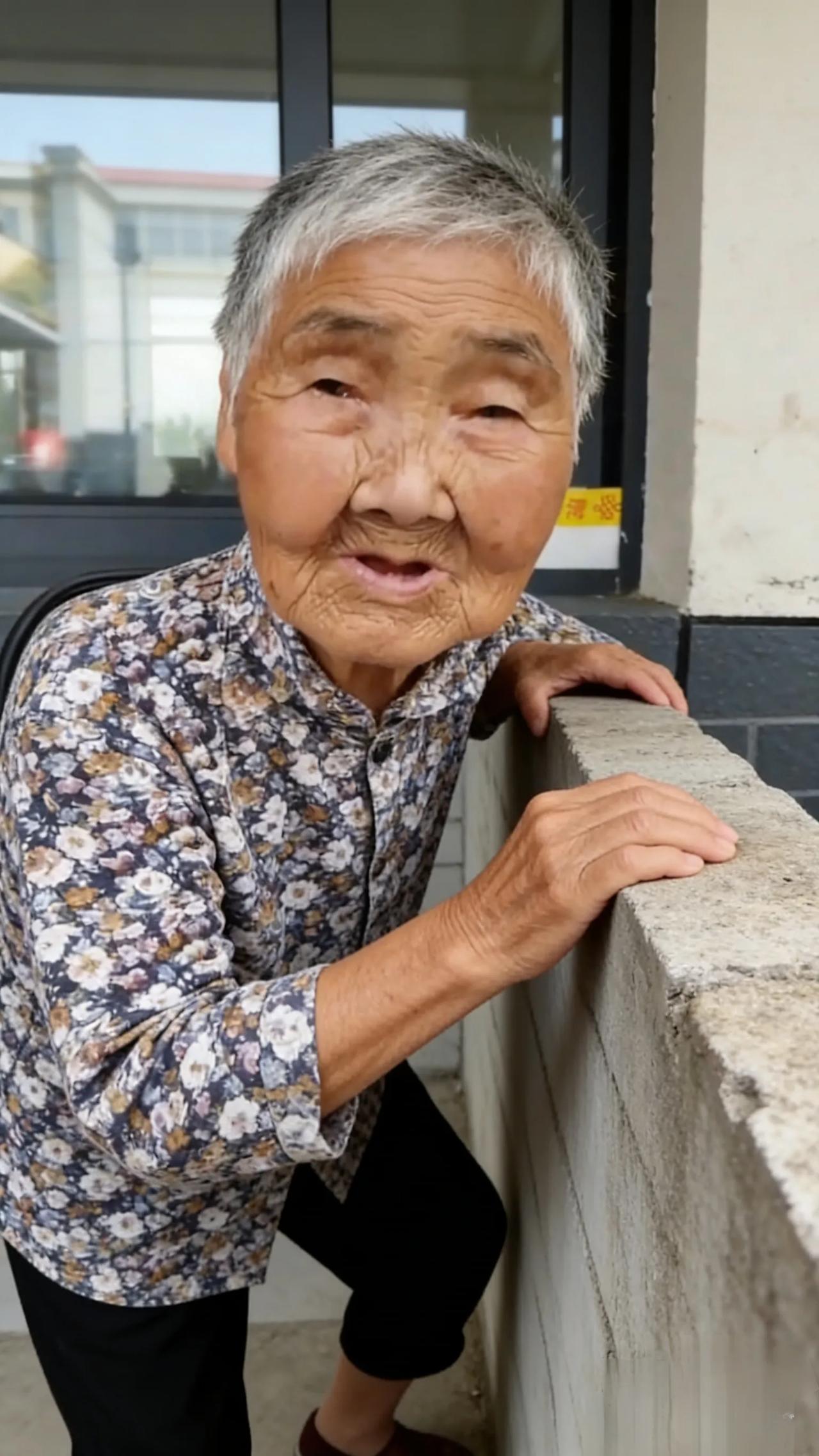 90岁翻墙奶奶安详离世，身体硬朗为何说走就走？你刷到过一位90岁奶奶翻墙爬窗