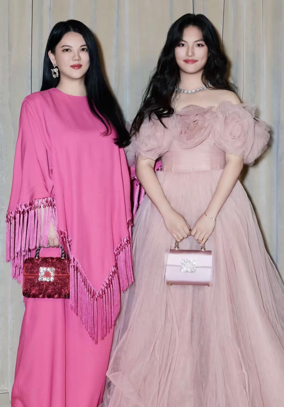 李湘和女儿王诗龄，这娘俩身高差不多，王诗龄越来越漂亮！一双迷人的大眼睛，比妈妈李