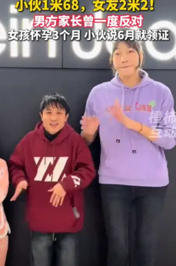“这小伙子真行！”5月11日，重庆，一名身高1米68的小伙子，女朋友却有2米2，