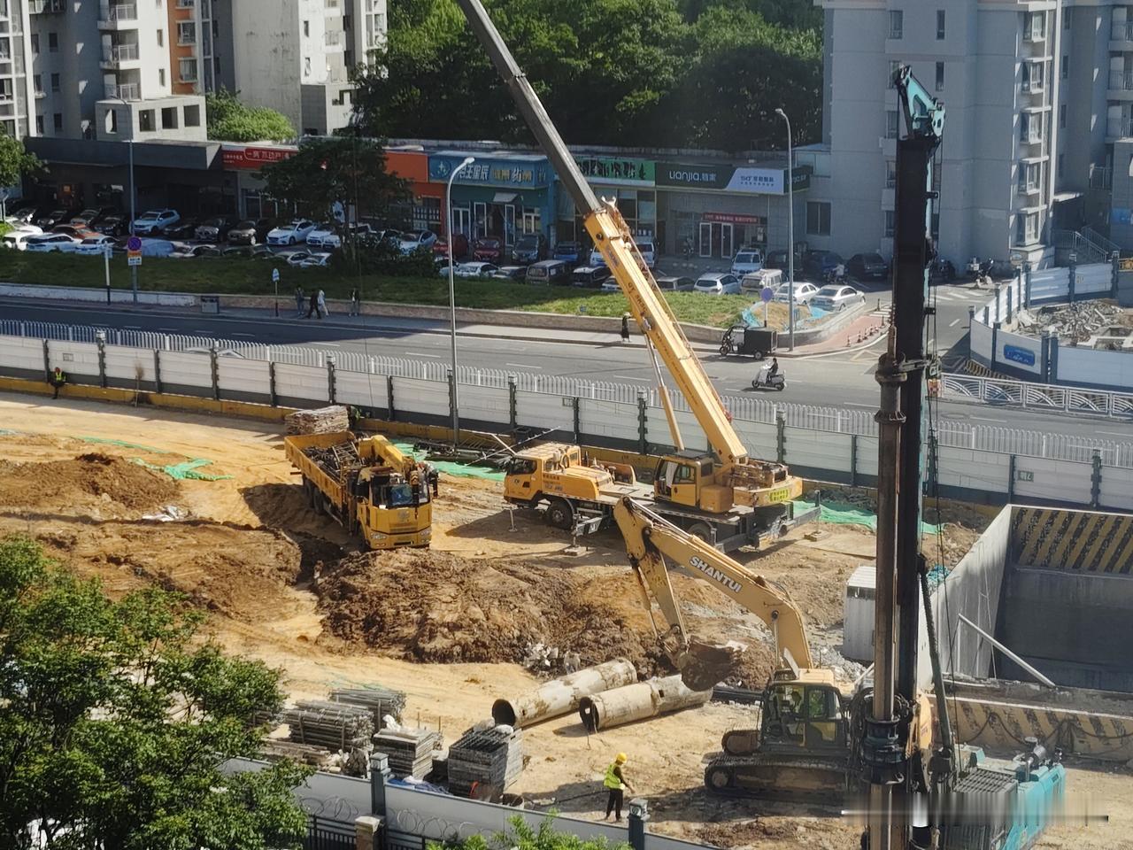 高考第一天，崂山区合肥路与劲松七路交界，地铁五号线合肥路段的施工，仍是一直不未断