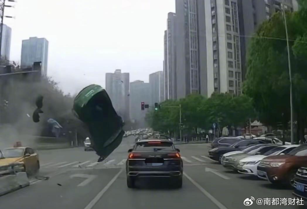 【#重庆一特斯拉撞击后腾空飞起砸毁多车#！附近门店称正调查原因】近日，重庆一特斯