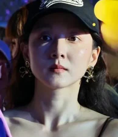 这才是马龙爱妻夏露最真实的容貌。这颜值虽然谈不上十分惊艳，但夏露的锁骨真是好