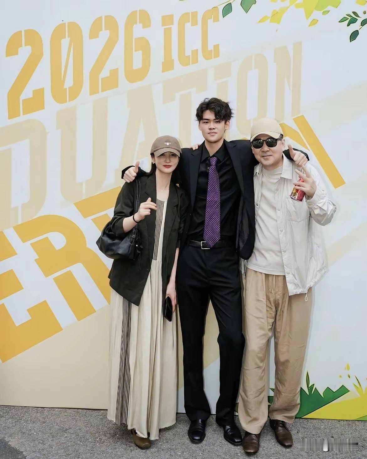 上次明星子女出圈的主角是郭涛的儿子郭子睿又变帅了，不过这次陈建斌蒋勤勤儿子彻底给