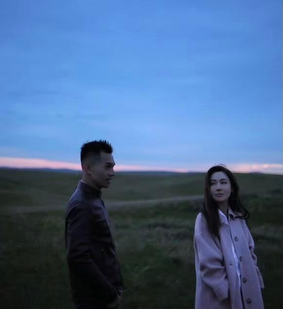 李施嬅和男友，八年了，没官宣婚期，也没闹分手。不是拖，是稳。别人催婚，她只回