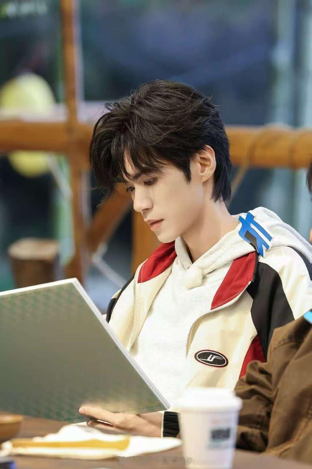 说是绘画不如说是当代行为艺术！这猴子仿佛在平行时空经历了核变异，连AI绘图看了都