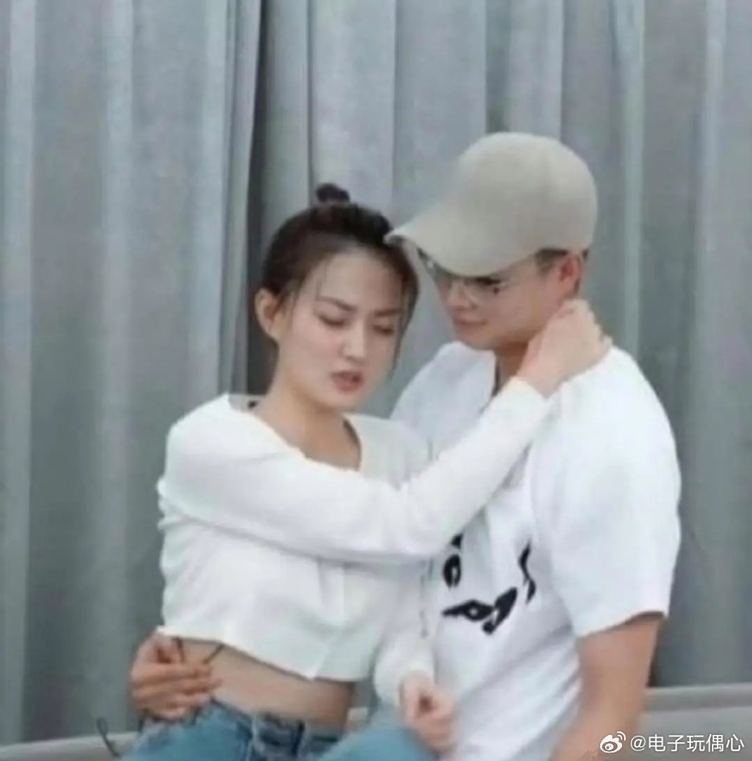 估摸当时徐璐脑袋都麻了，这手放还是不放呢？这啥节目啊？