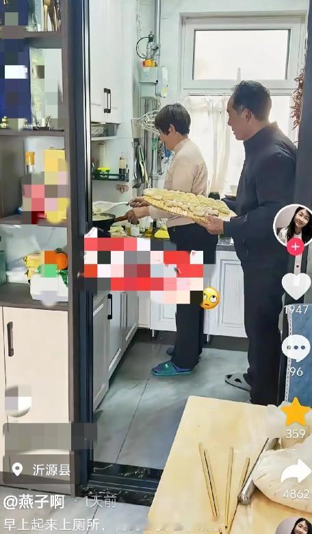 近日，山东淄博，一名女子早上起来上厕所，看见厨亮着灯，走过去一看，婆婆正在煮饺子