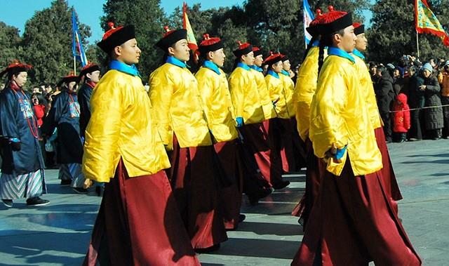 清代服务于皇帝身边的人员一般都会加上“御前”两字，如御前大臣、御前侍卫、御前行走