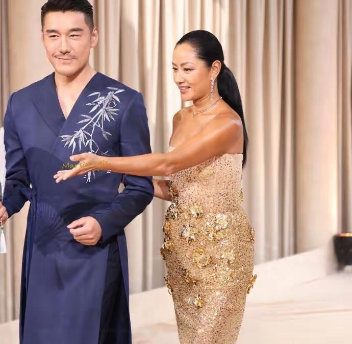 年龄相仿的两人，怎么看，瞿颖都要年轻许多呢？身为初代超模的胡兵和瞿颖，实力颜值