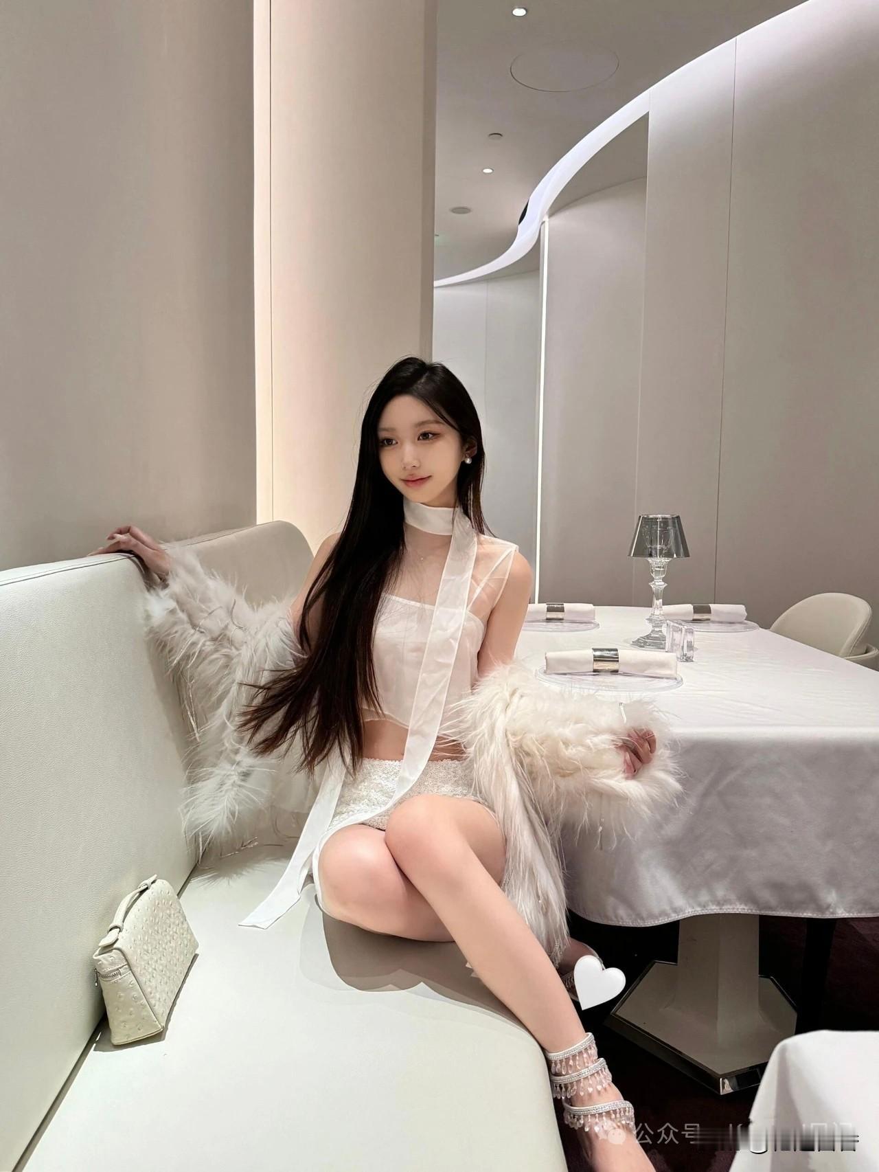 优雅白裙，奢华餐厅，美轮美奂！