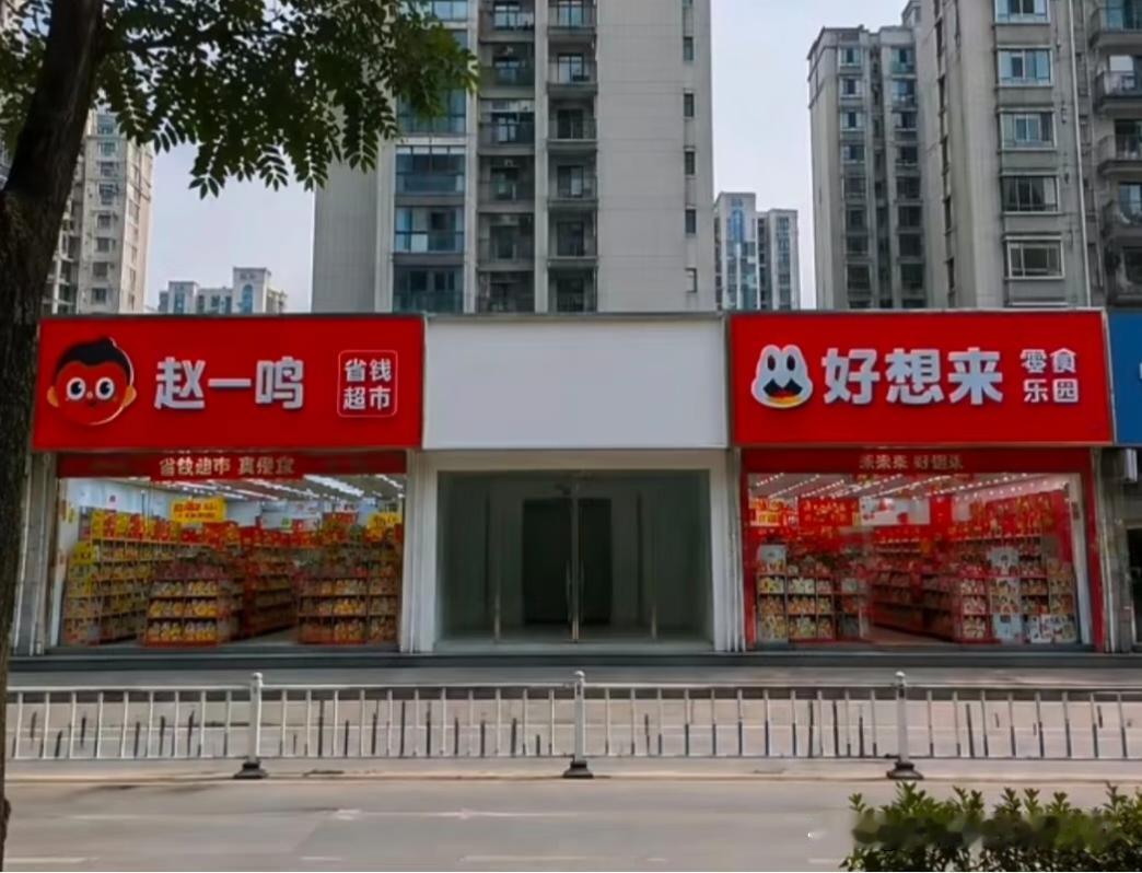 两边都是零食店了，中间需要一个主菜。比如同样红色招牌的“塔斯汀”或“徐志馍”！阁