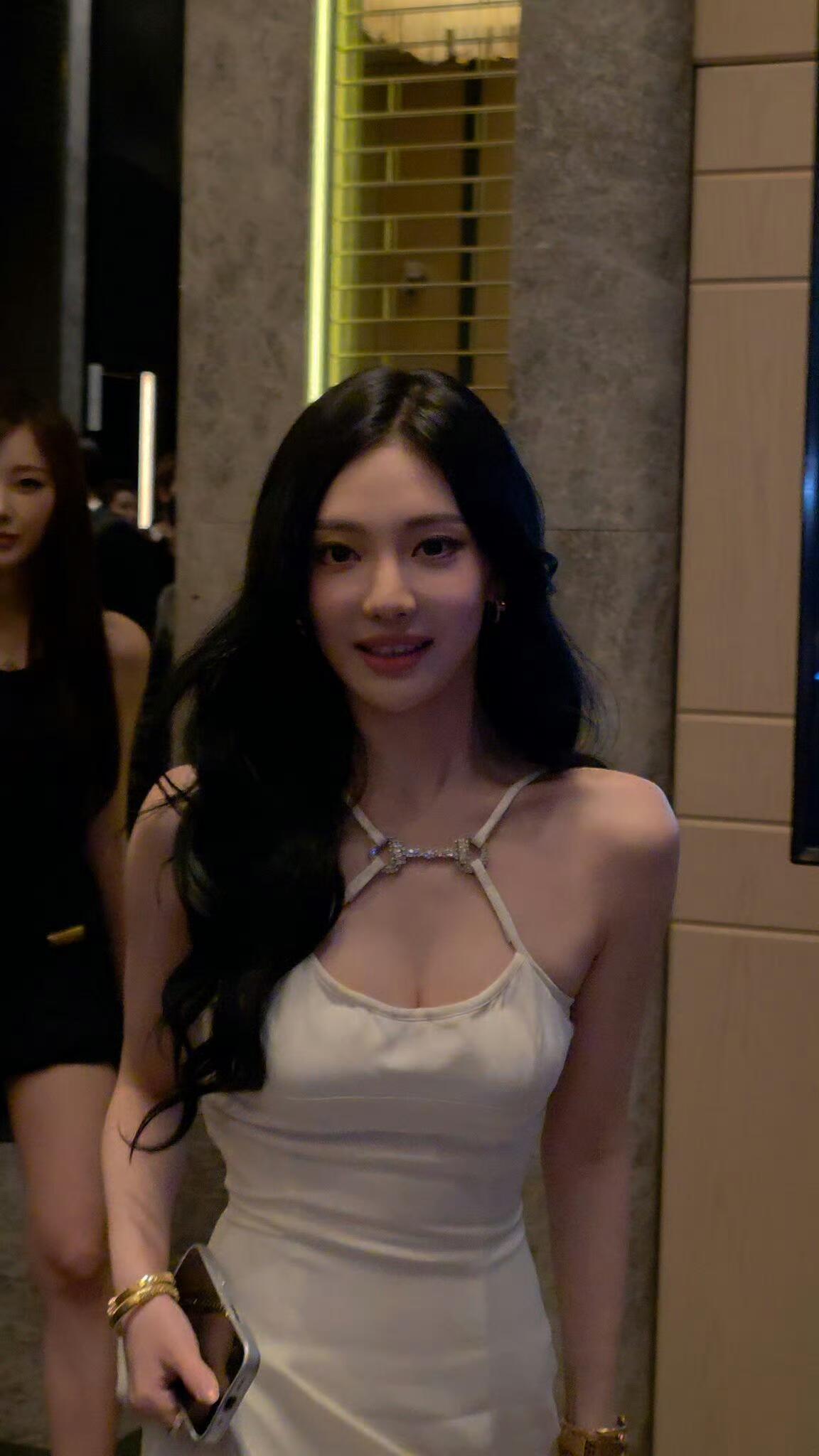妈呀….要被这张走过来的宁宁酱香晕了🫧​​​