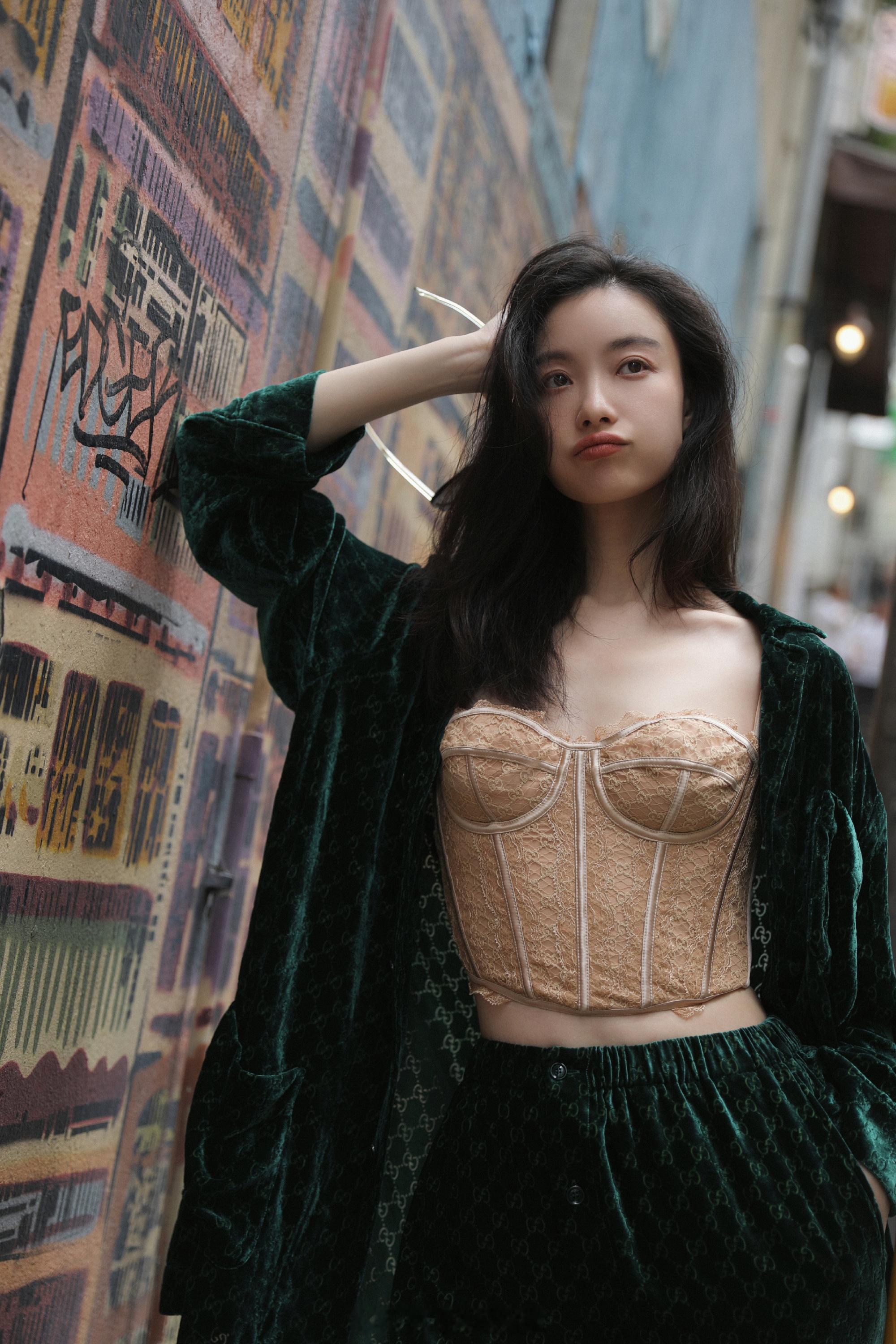 倪妮浪漫街拍氛围感写真