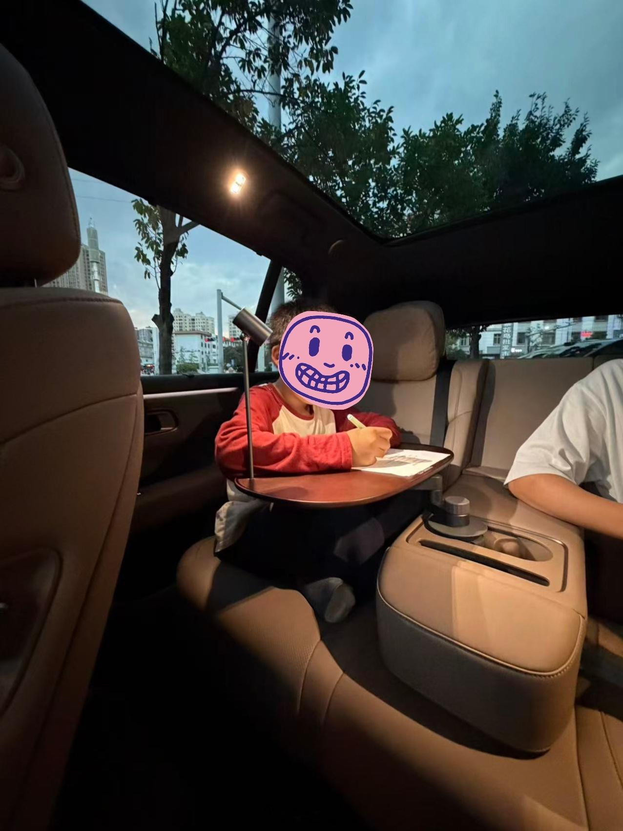 现在小孩的作业确实多[单身狗][扁嘴]理想汽车理想i6