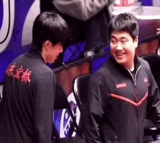 这俩兄弟凑一块儿就停不下来！训练场边永远能听见他俩嘀嘀咕咕的聊天声，肩膀撞肩膀