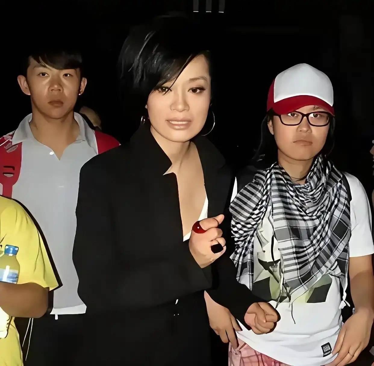 63岁毛阿敏彻底隐退！不抢热度不拼富，一对儿女活成星二代清流。提起毛阿敏，很