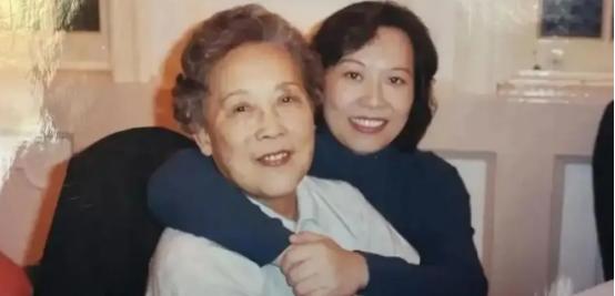 上海姑娘张玮掏空家底，给恩师买了一套养老房。谁知20年后恩师离世，张玮拿着钥匙去
