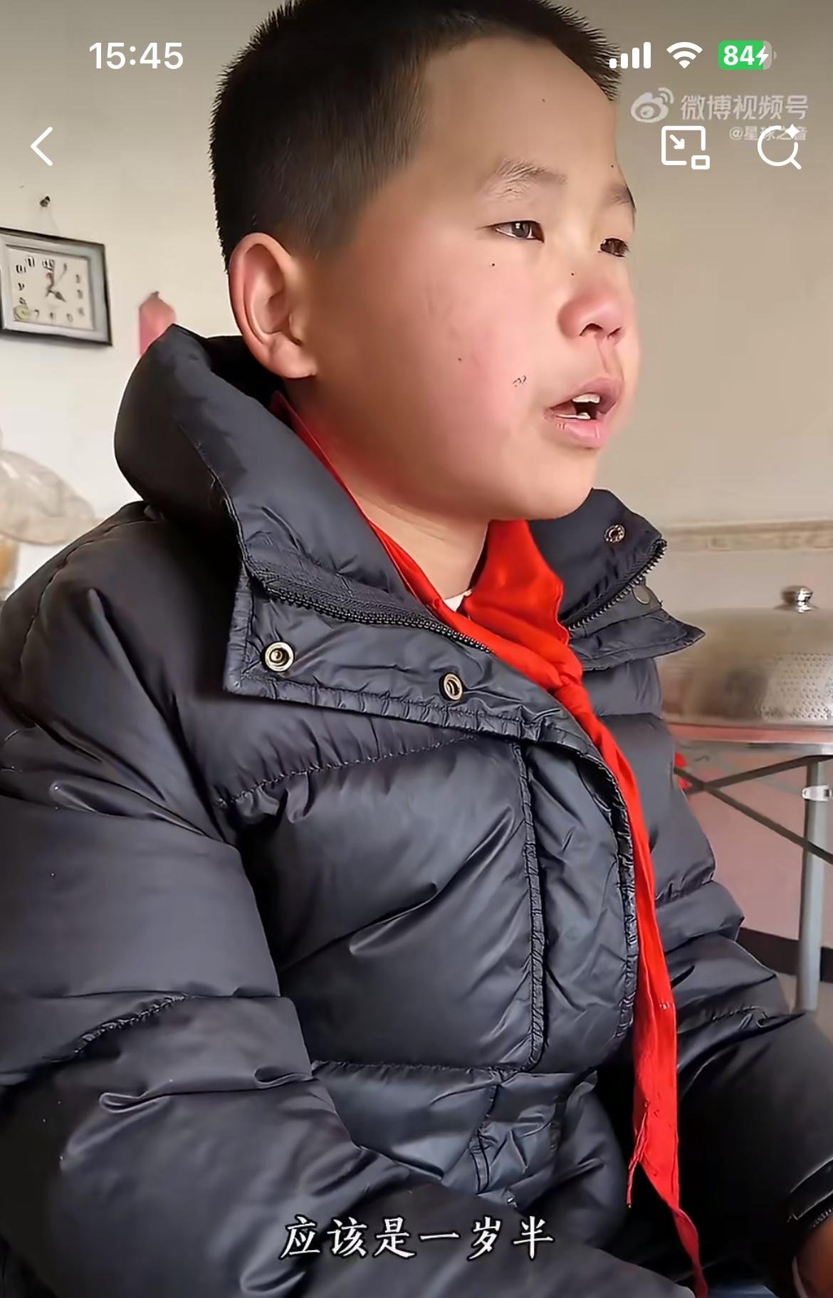 可怜的孩子拖欠学杂费，老师特意去他家家访，妈妈跑了，爸爸外出打工音信不通，现在就