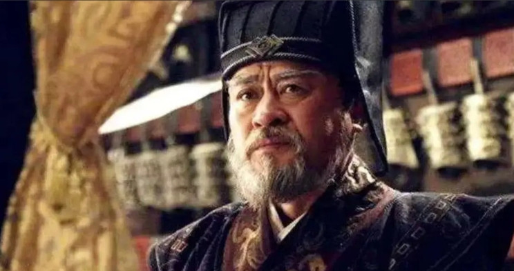 周勃有拥立之功，被封为右丞相，每次退朝，汉文帝总是恭敬地目送周勃离开。有一天，周