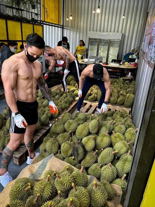 撸铁不行撸榴莲! 泰国健身教练改行卖榴莲, 这画风也太猛了!