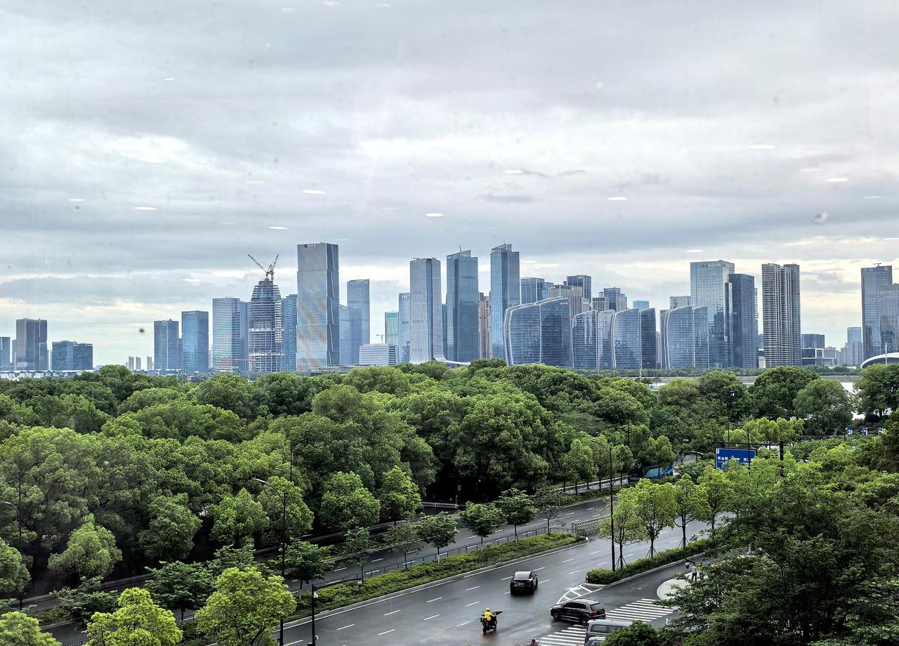 **杭州CBD房价神话破灭？从10万跌回4万，我亲眼见证了这场财富幻觉的崩塌！