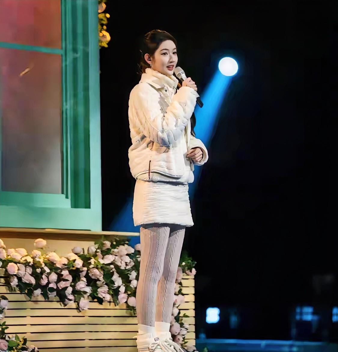 央视跨年，导播切近景。我愣住了。紫色薄纱。加绒打底裤。就这么明晃晃地，怼