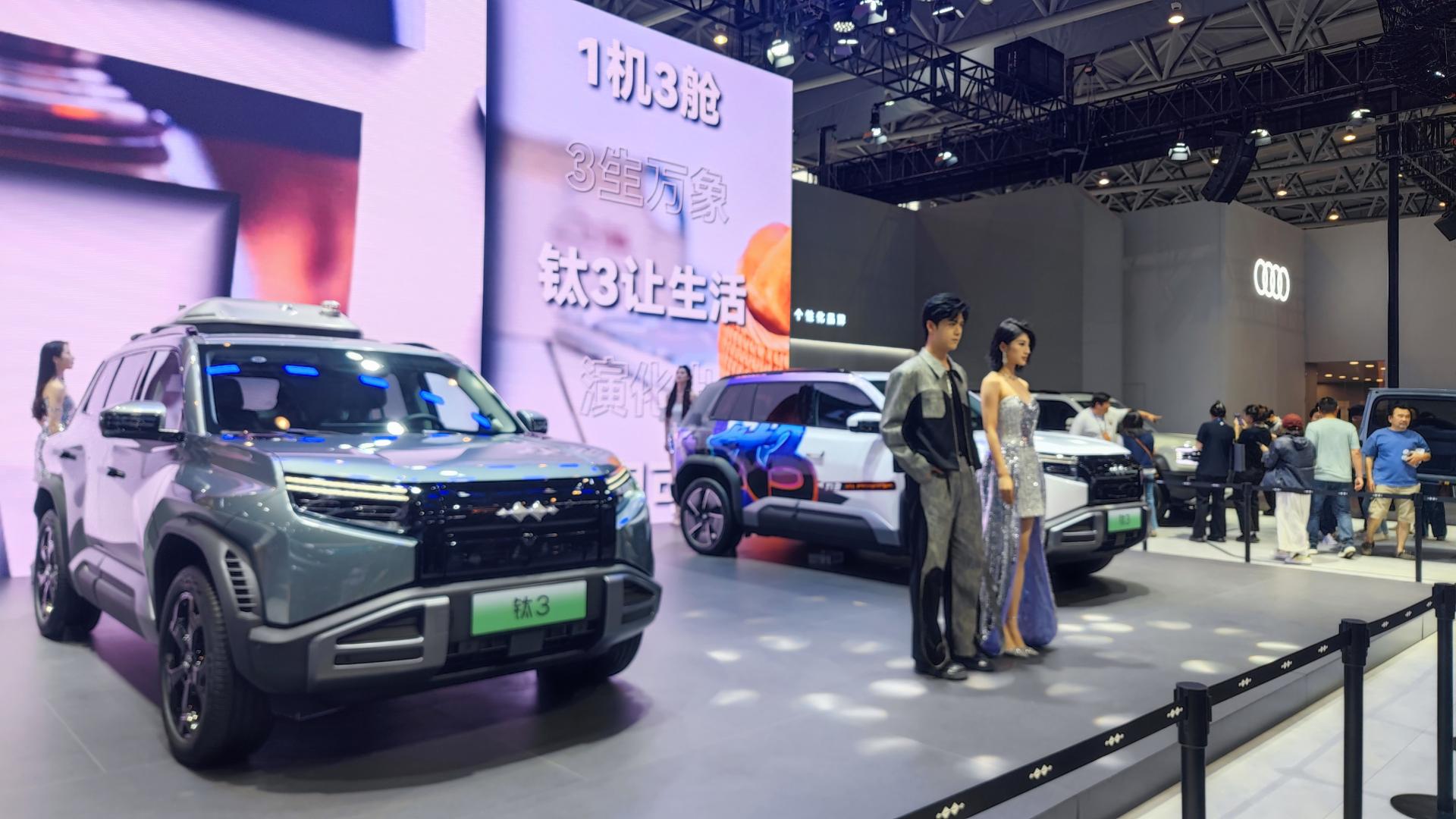 方程豹钛3:用赛博朋克的灵魂,给15w级SUV市场开了一剂“快乐药”