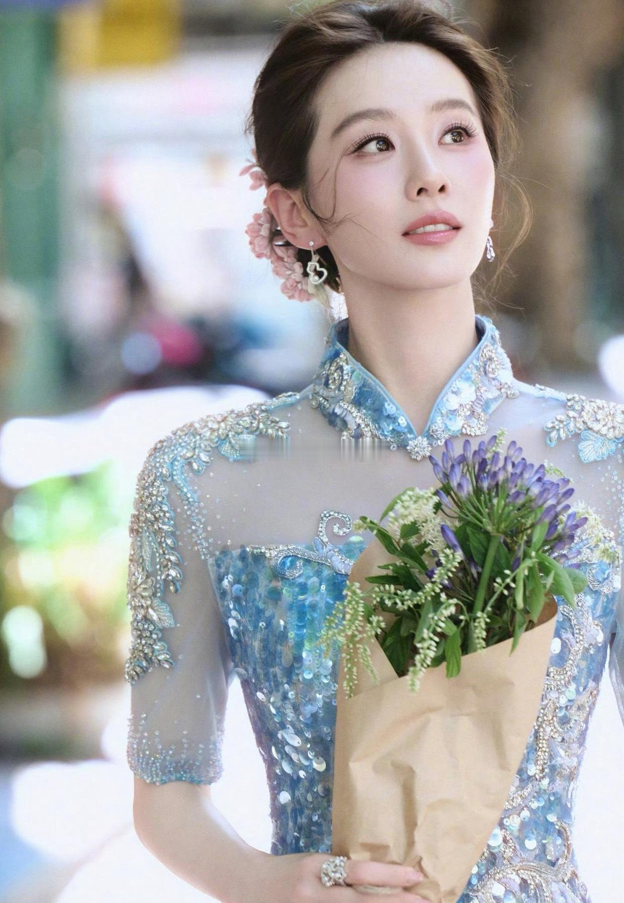 1.热依扎养家压力挺大的，女儿、父母都要她来照顾，没人帮忙分担。2.刘诗诗又因“