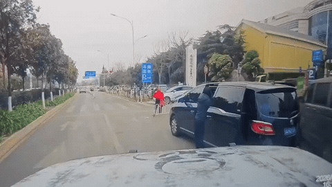 下次肯定不敢了！女子把车停在停车场入口，不慌不忙的拿东西，后车提醒她挡路了，可女