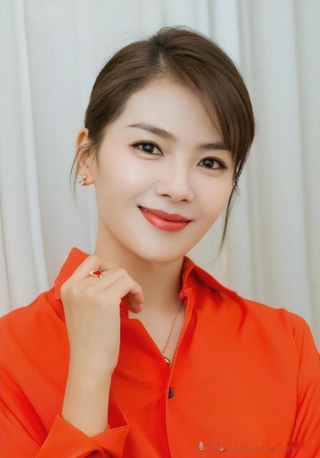 刘涛从不甘落寞，星族之中算一个。名利她不比谁差，傲骨从容岁月歌。