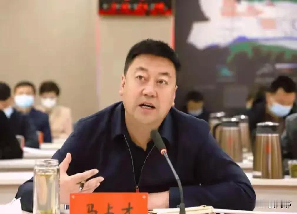 风吹草地见牛羊，反腐重锤砸贪官。昨天台上谈清廉，今日被查泪涟涟。马占才，男