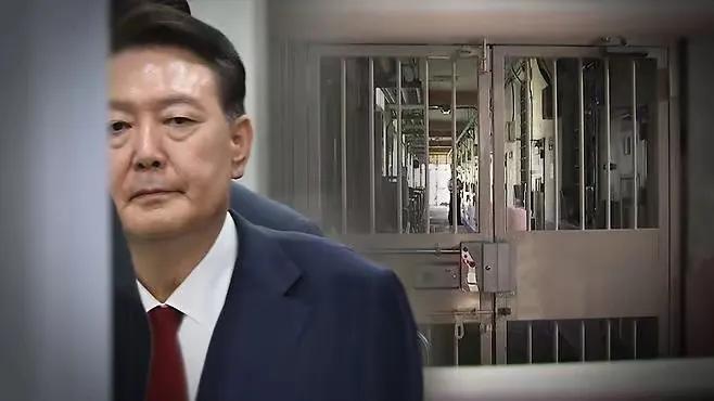 继脱得只剩内衣后，尹锡悦又出了一个“高招”，10个大汉都拿他没办法！一周