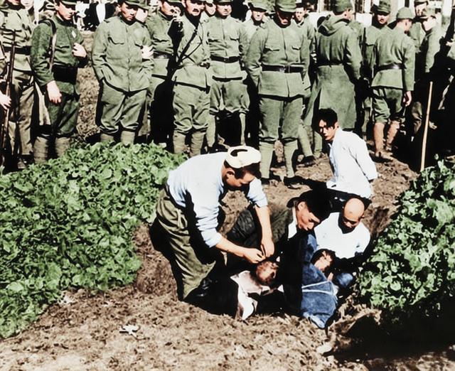 这张照片是二战期间，侵华日军在南京大屠杀期间所实施的集体屠杀，几名中国平民男子，