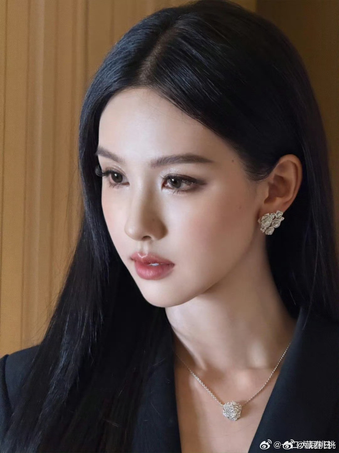 陈都灵墨玉暗夜妆谁能懂这个妆！！真的很绝啊！黑长直搭配这个烟熏妆，简直又酷又飒，