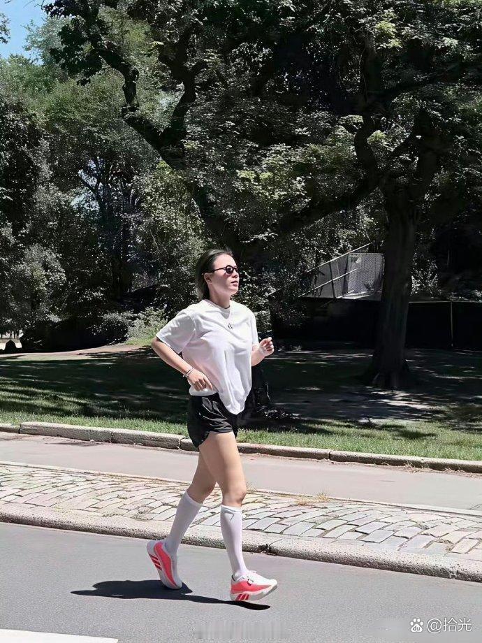 马思纯状态全面回春，半年竟减掉五十斤，在纽约中央公园跑步的路人生图，被赞“梦回黎